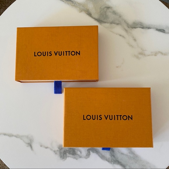 LOUIS VUITTON POST CARDS & GIFT BOX BUNDLE - Picture 2 of 9